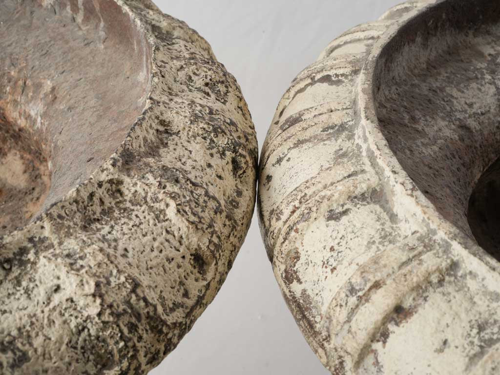 Distinctive contrasting style urns