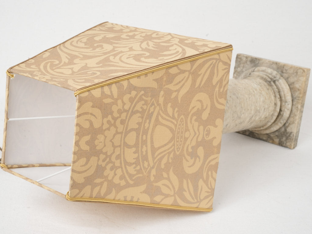 Decoratively refined table lamp