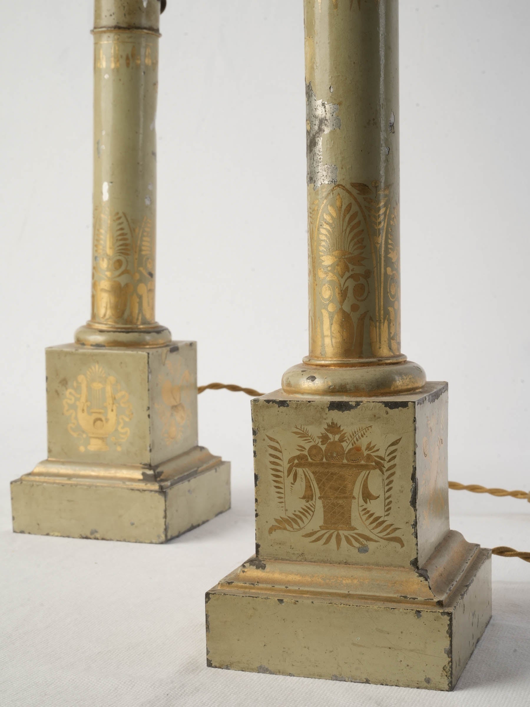 Delicate neoclassical motif tôle lights