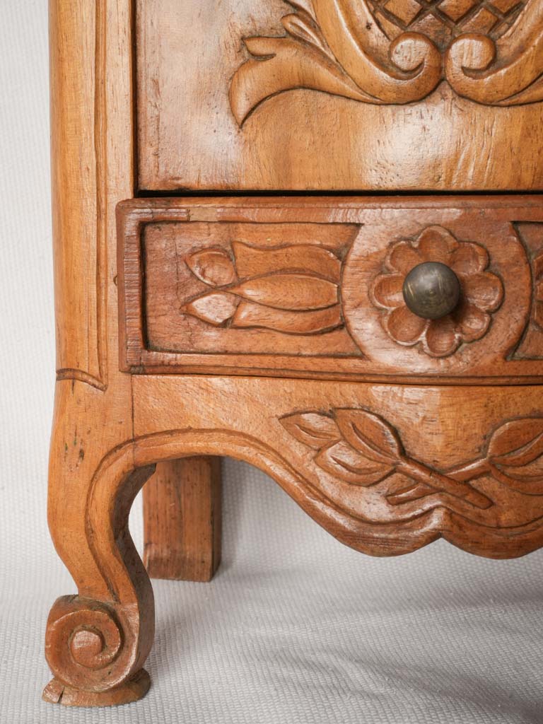 Decorative lattice motif salt container