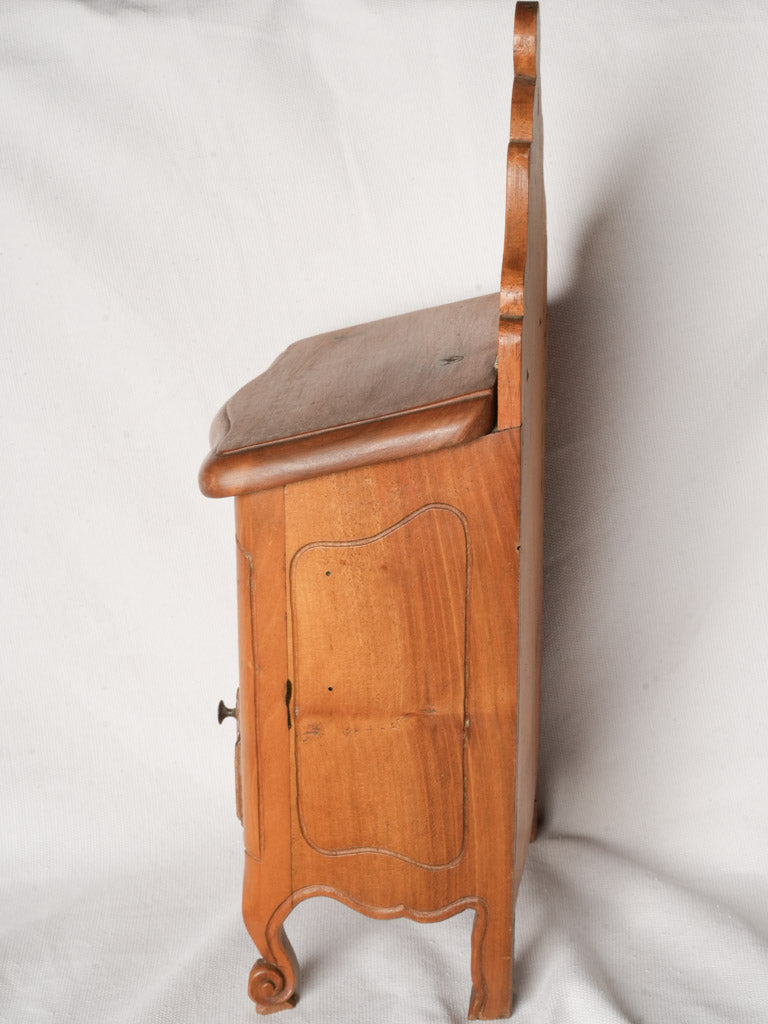 Graceful silhouette Provençal saltbox