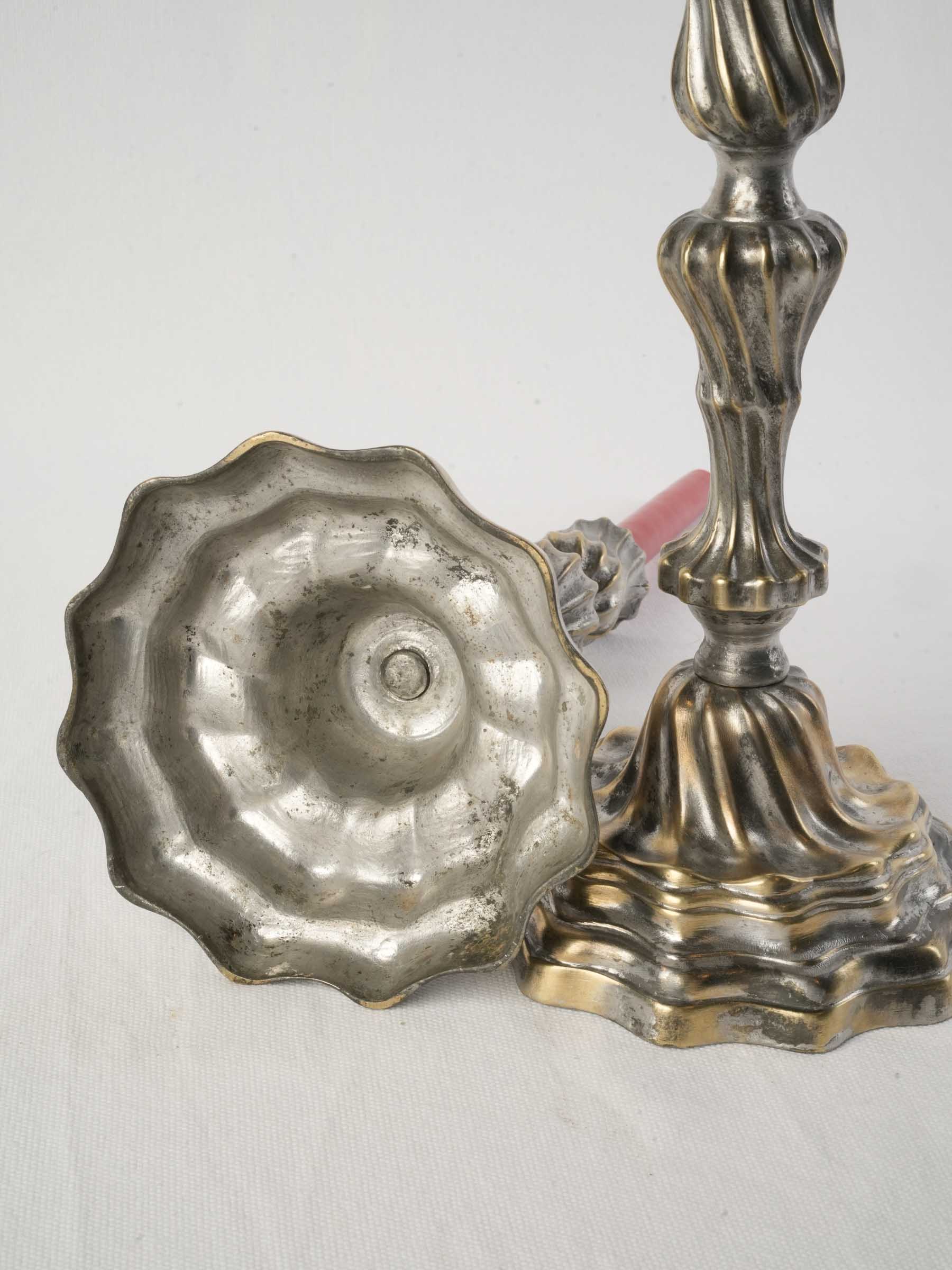 Elegant tulip-form nozzle candlesticks