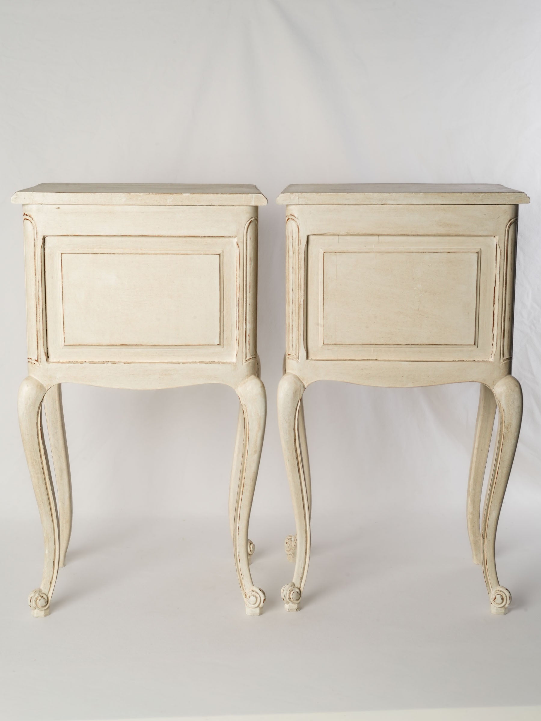 Classic contoured molding tables