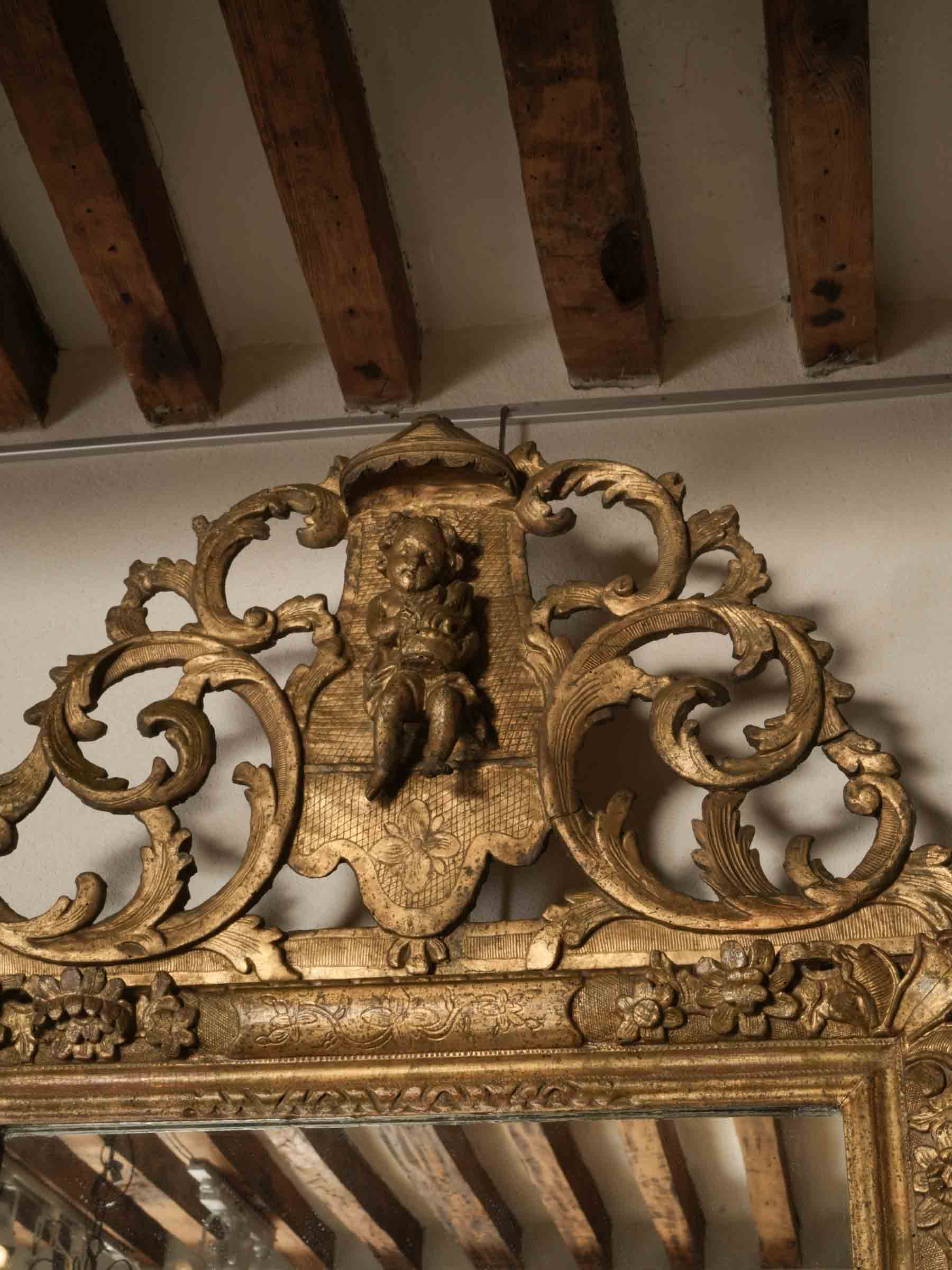 Luxurious baroque style mirror