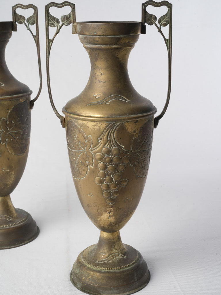 Stylish incised line adornments