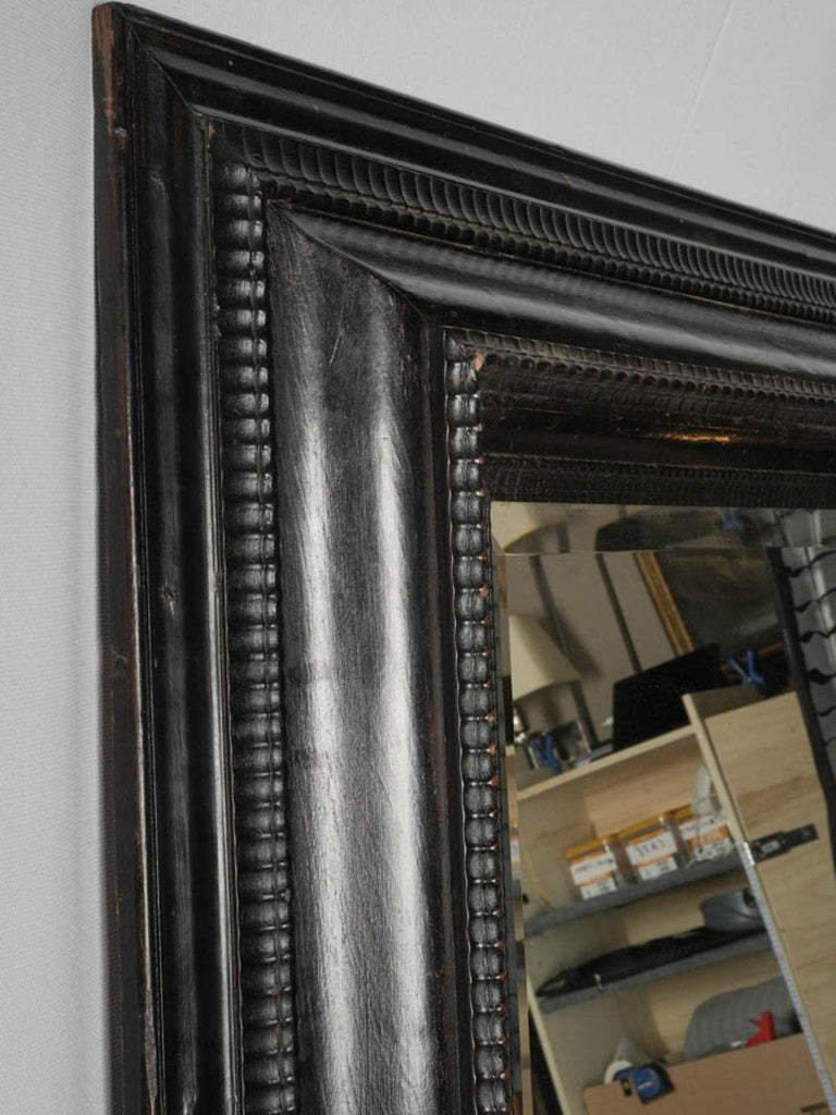 Graphic outline bold mirror