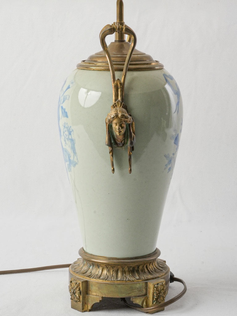 Softly tapered lamp body  