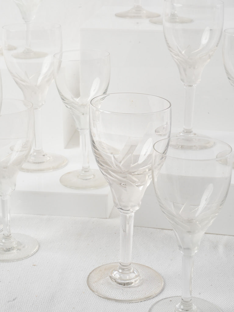 Refined frosted detailed glass set