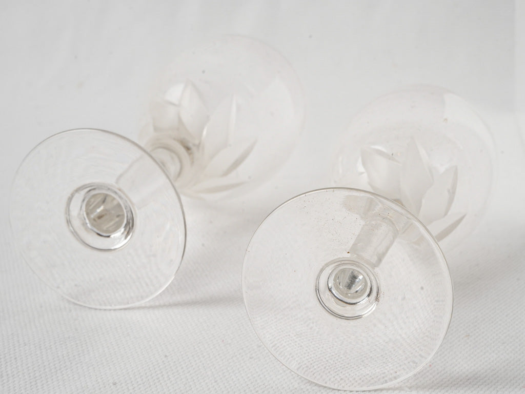 Dynamic petal-shaped design glassware