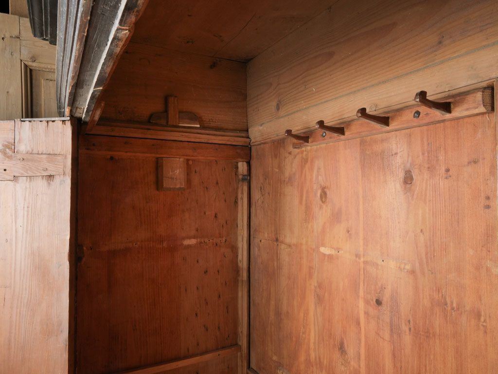 Robust black-brown Dutch cabinet