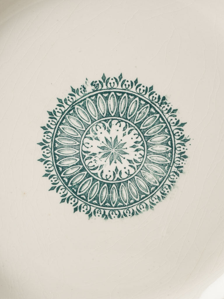 Elegant English-inspired tableware set