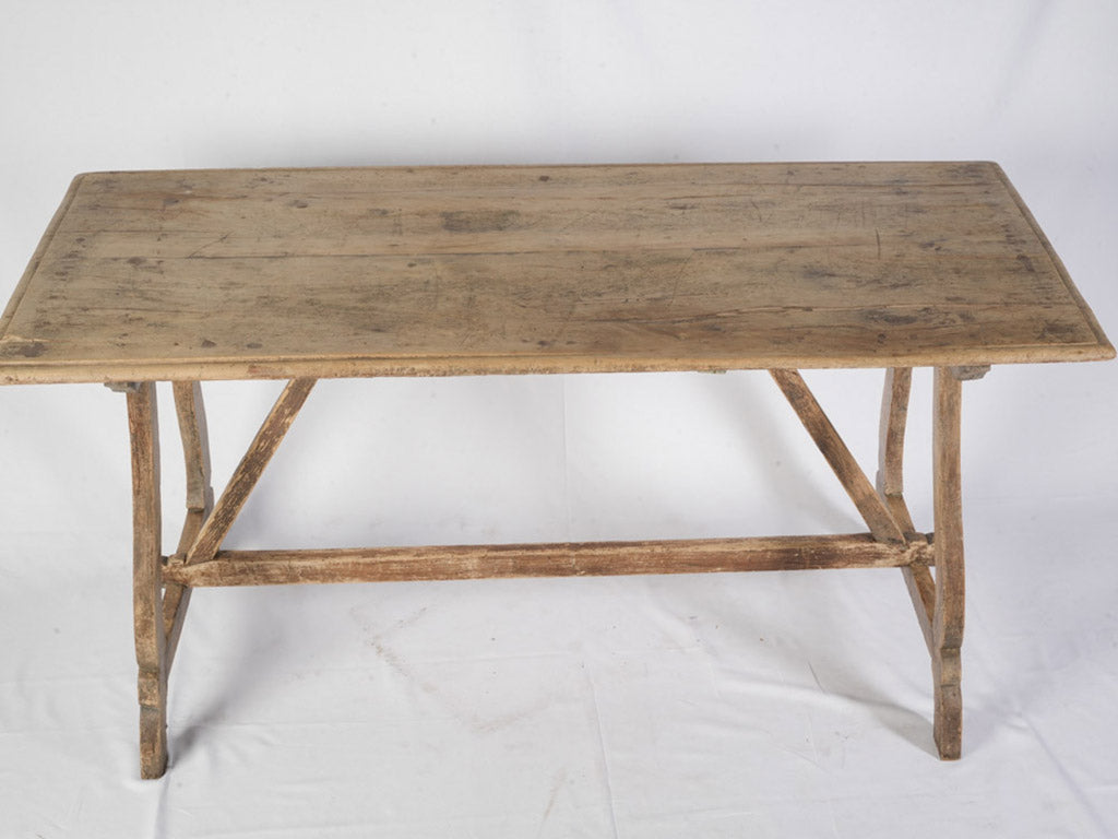 Graceful serpentine profile console