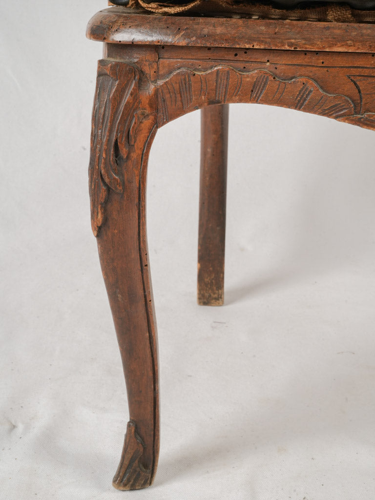 Delicately sculpted motifs armchair