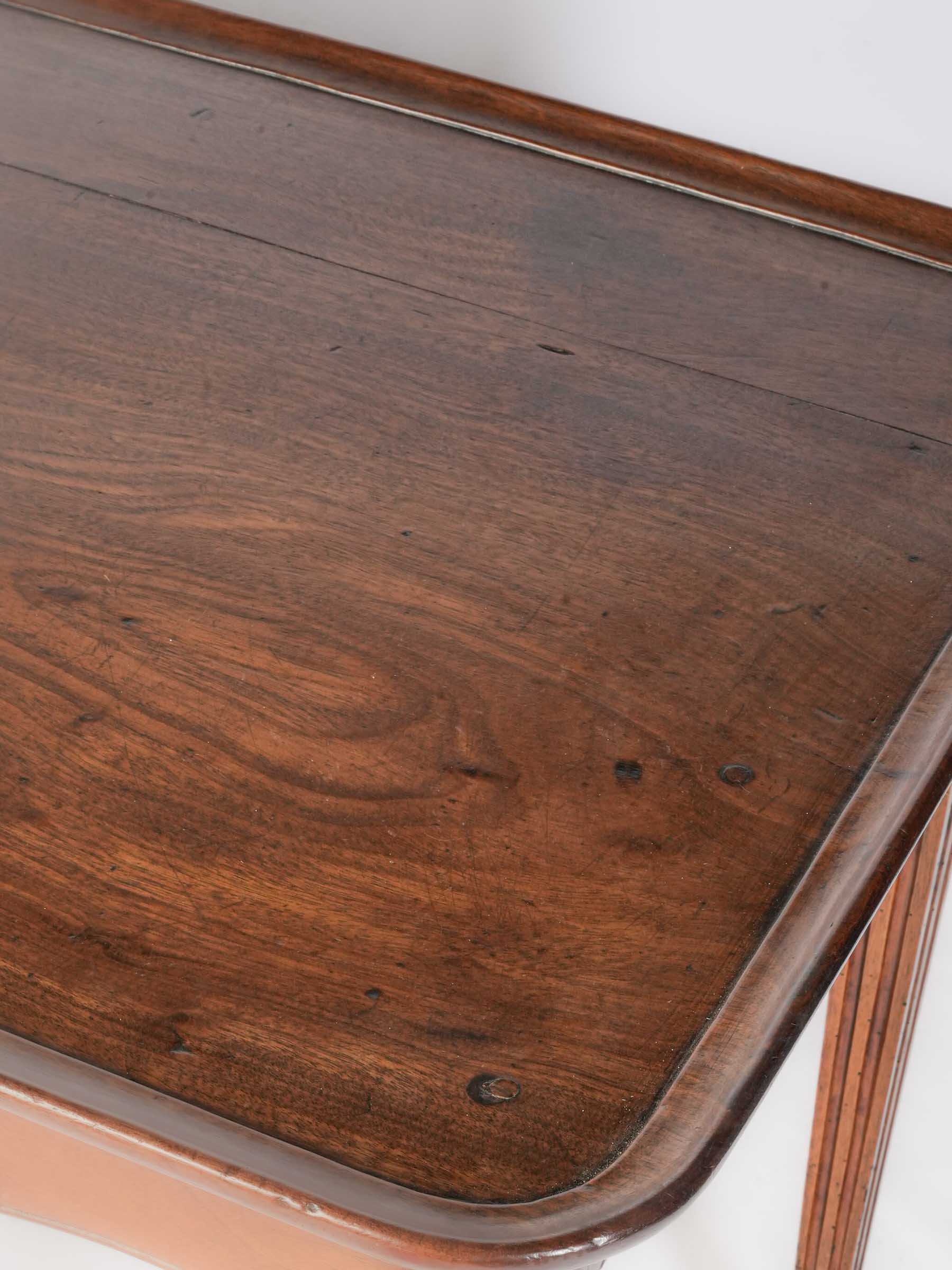Louis XVI Walnut Table en Cabaret - 29½" x x 21¼" x 27½"