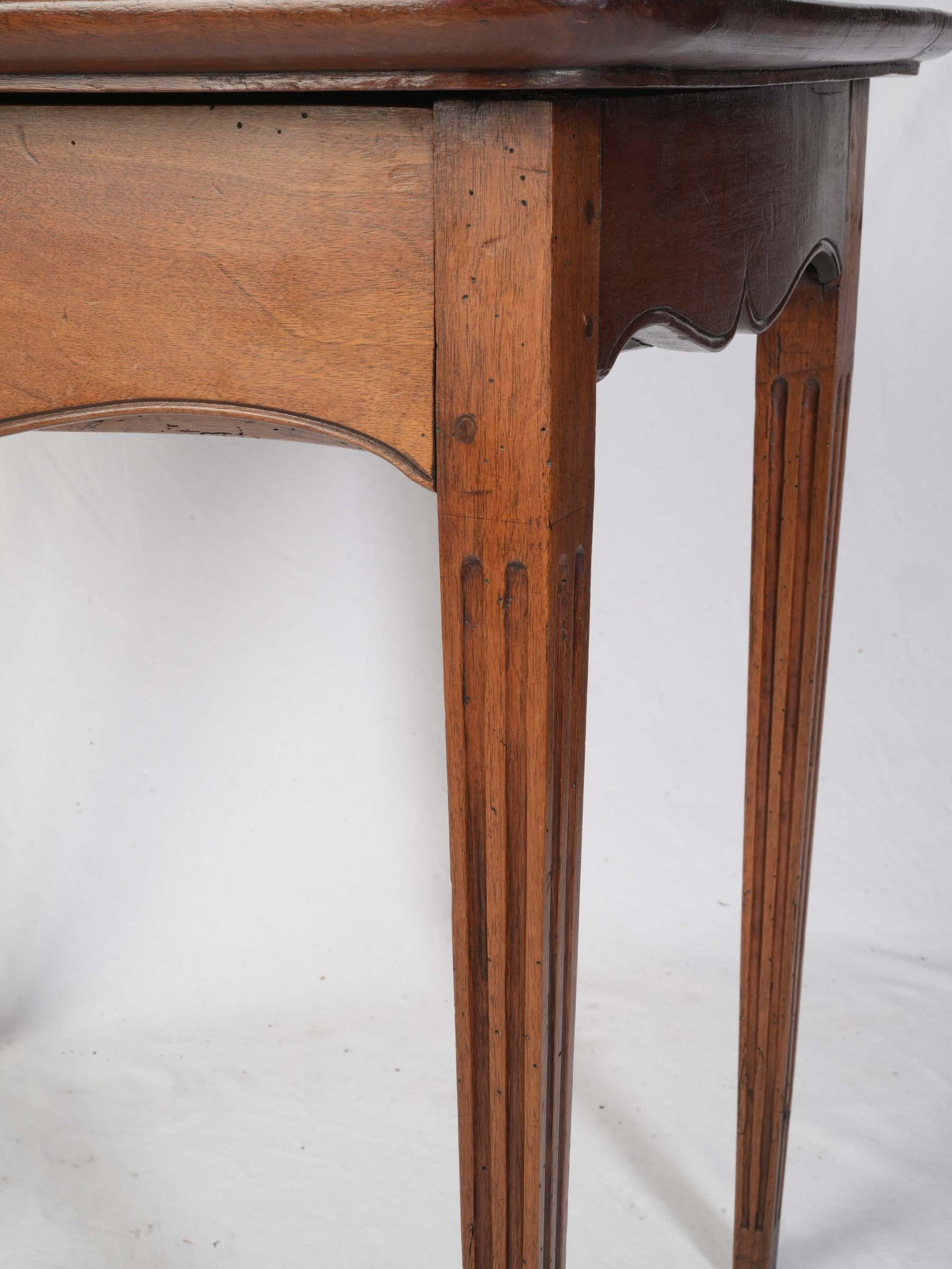 Louis XVI Walnut Table en Cabaret - 29½" x x 21¼" x 27½"