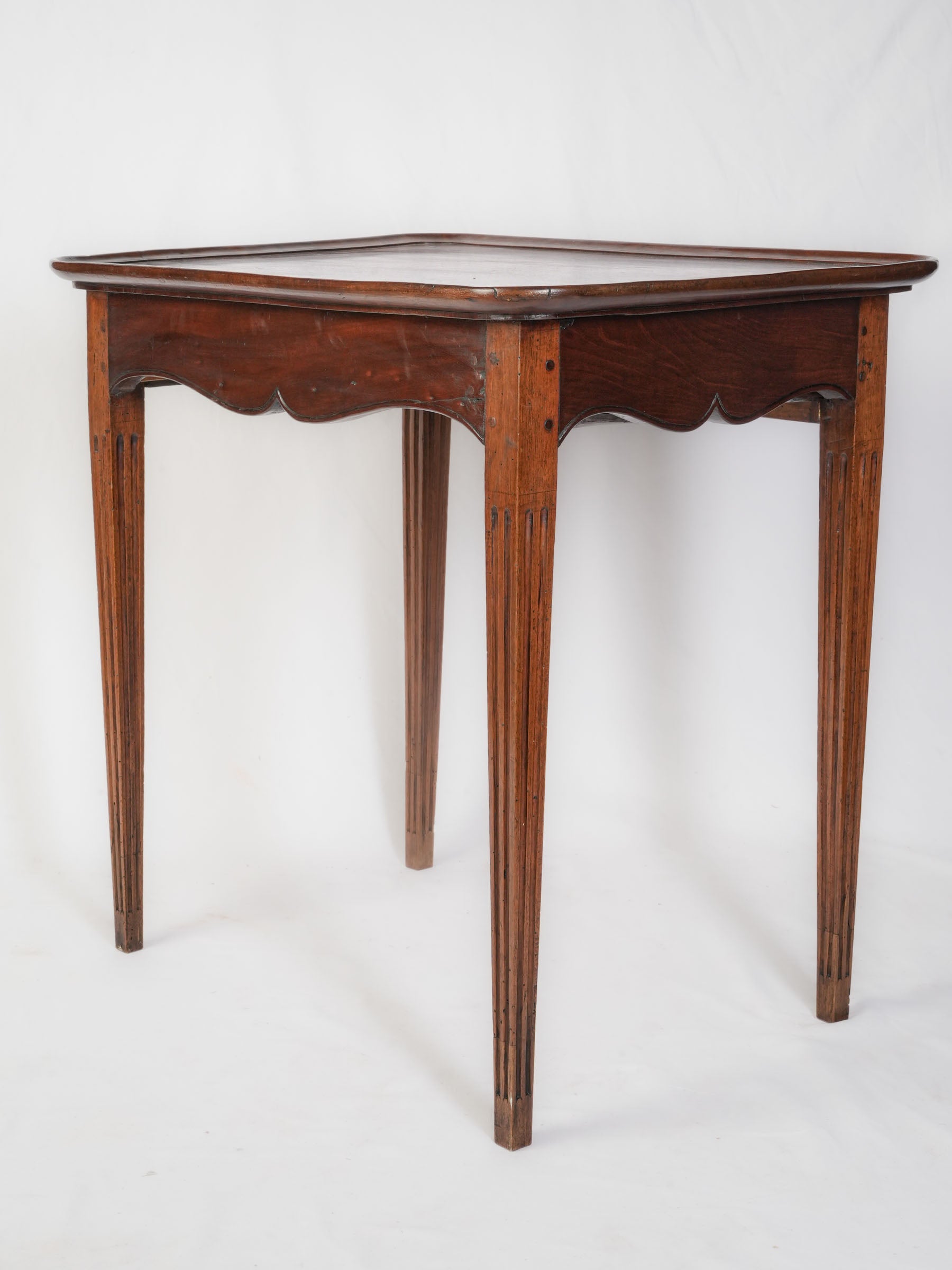 Louis XVI Walnut Table en Cabaret - 29½" x x 21¼" x 27½"