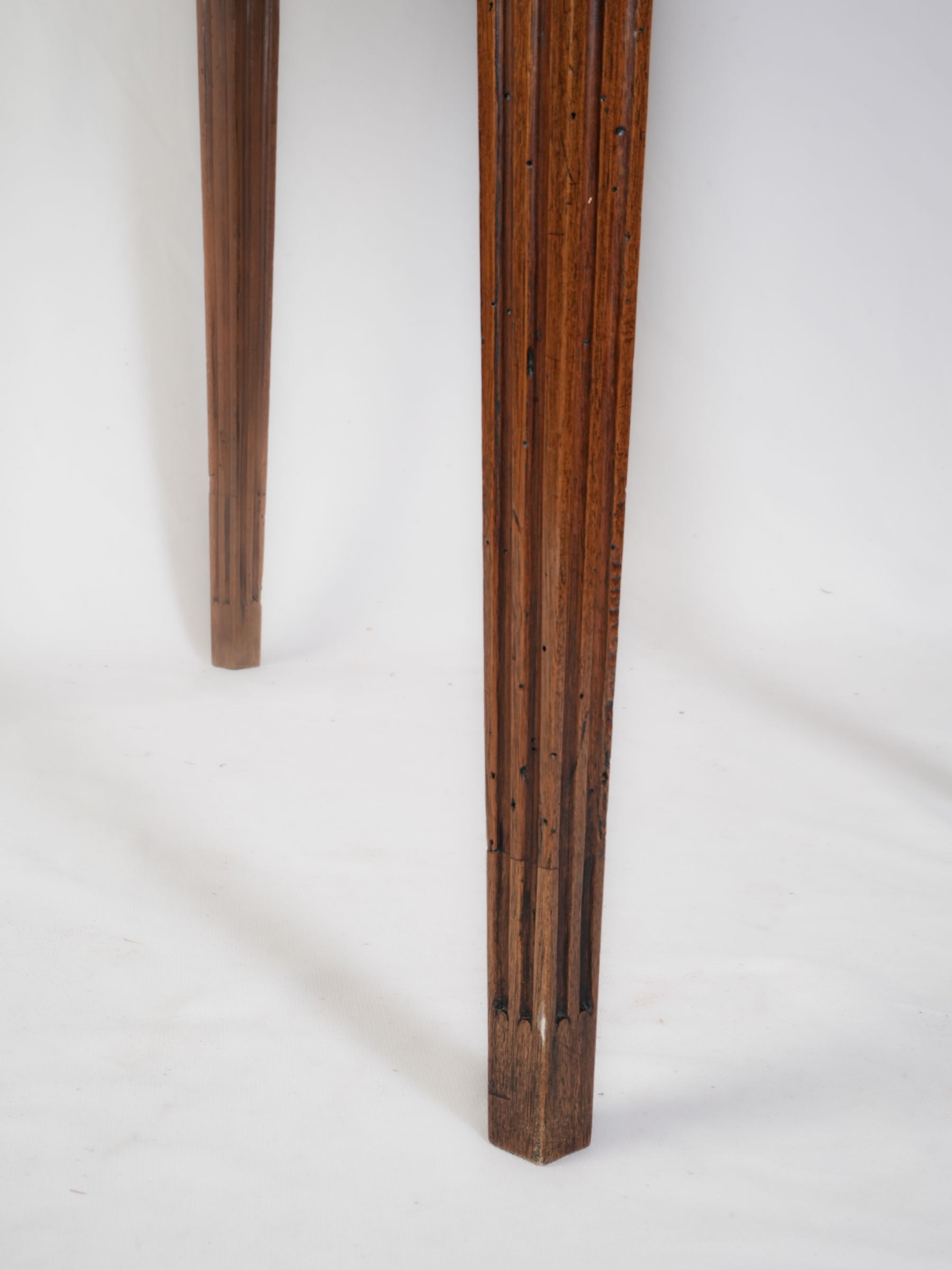 Louis XVI Walnut Table en Cabaret - 29½" x x 21¼" x 27½"