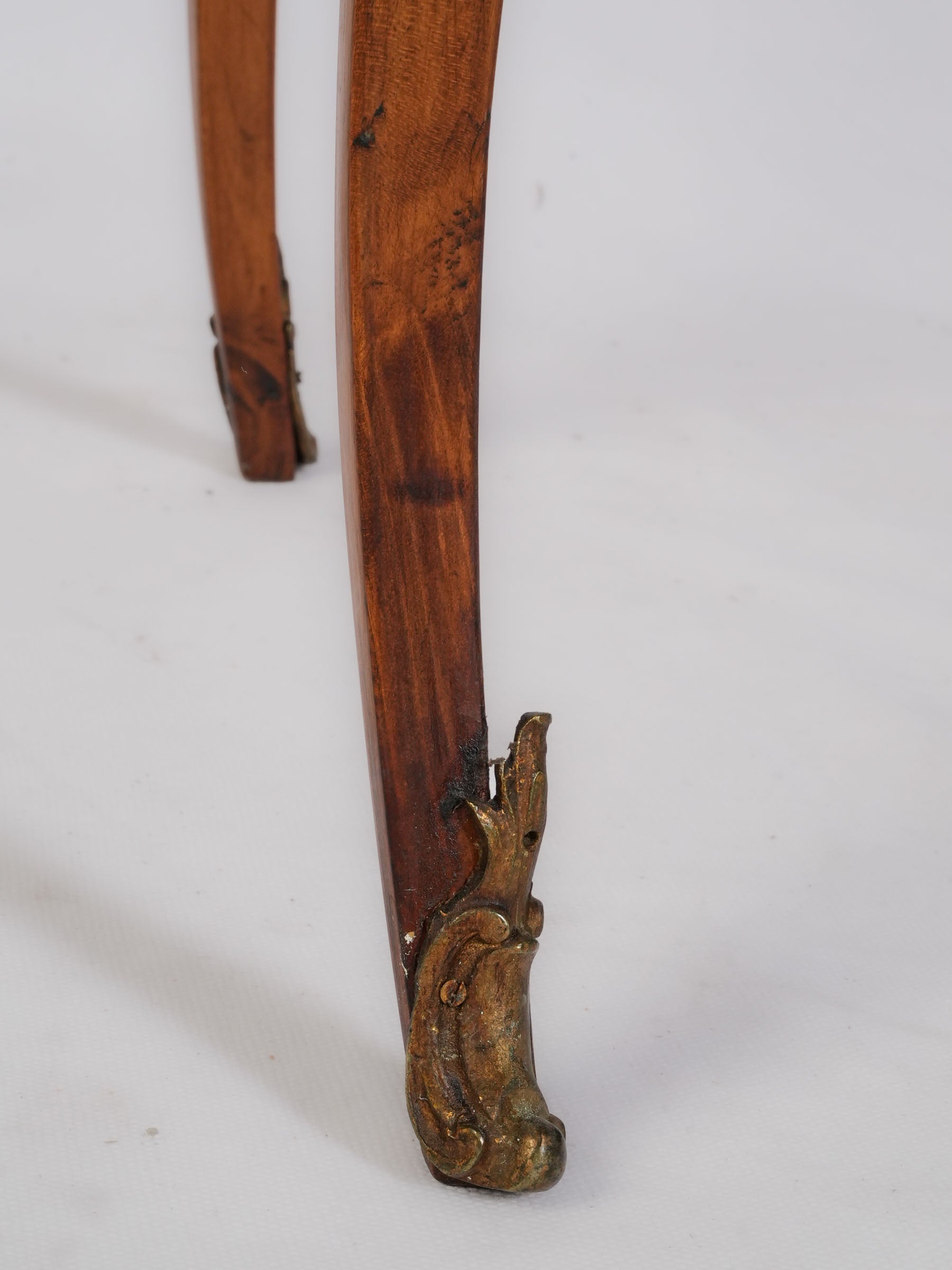Delicate bronze sabot feet table