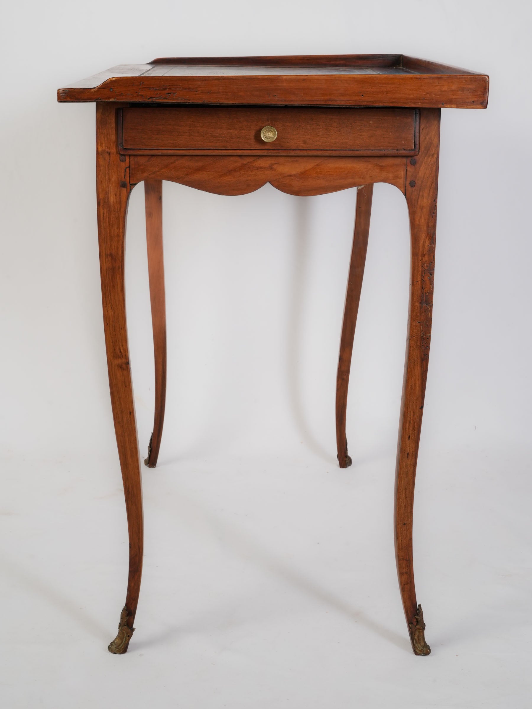 Refined elongated lines cherry table