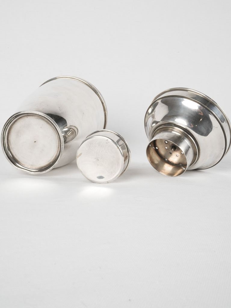 Timeless metallic bar shaker