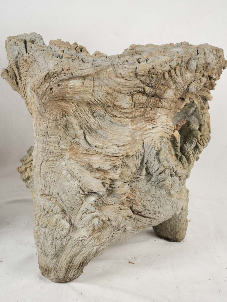 Rustic trompe-l'œil garden ornament