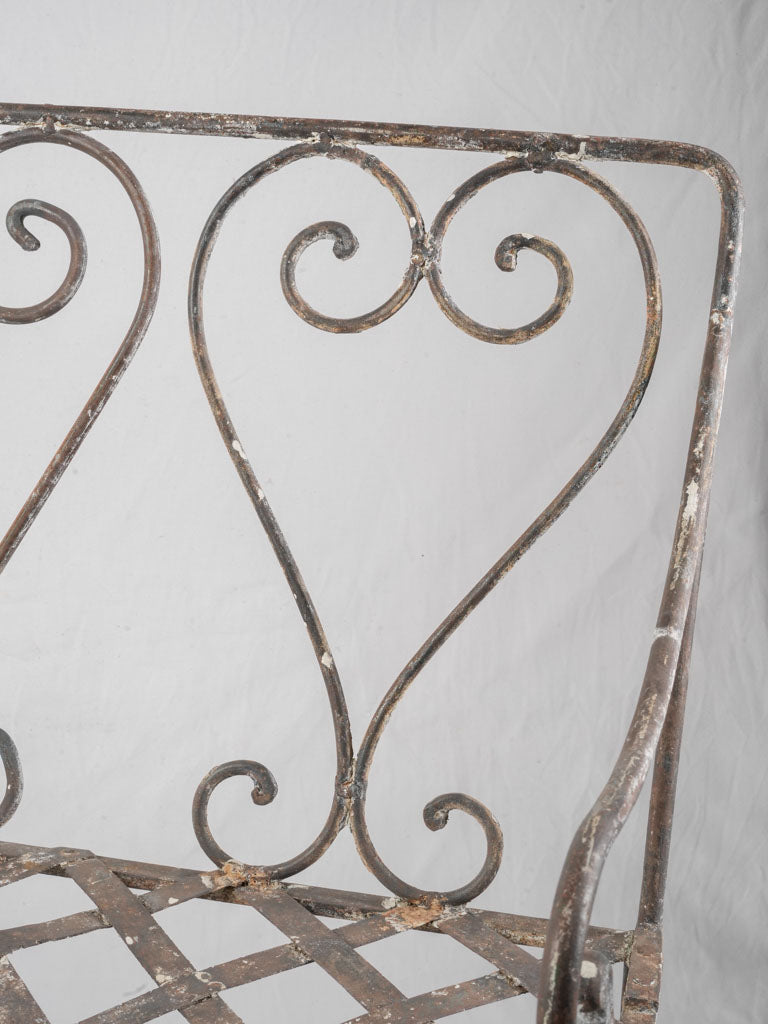 Elegant heart motif settee