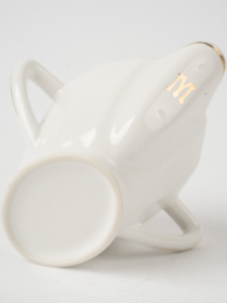 Timeless 'maigre gras' white porcelain gravy boat
