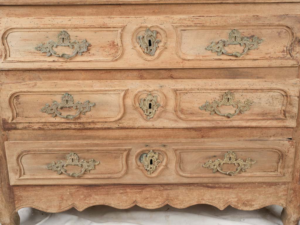 French Régence period commode crafted in walnut wood