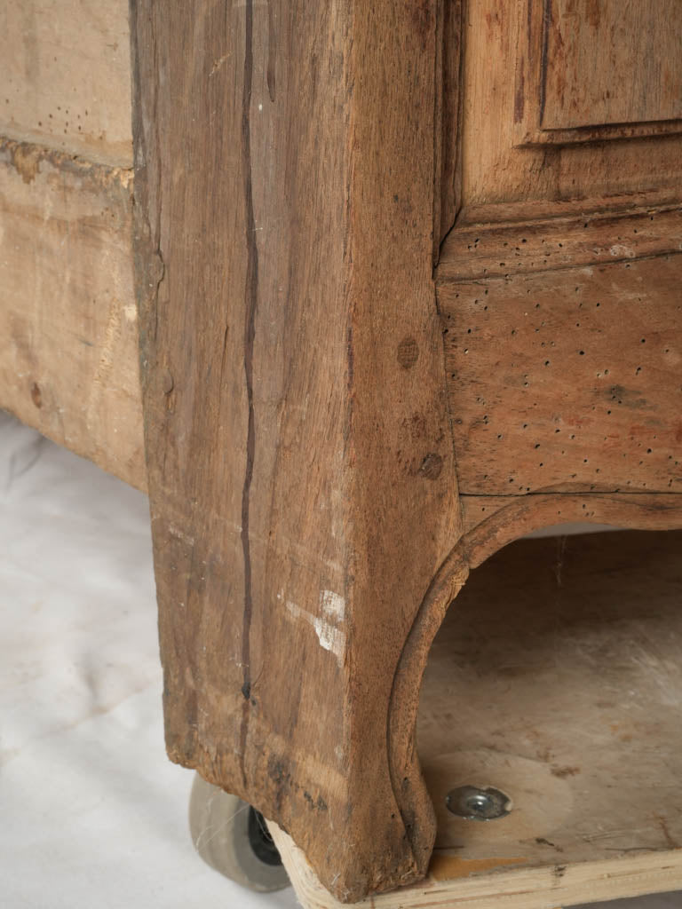 Elegant Régence period French walnut commode
