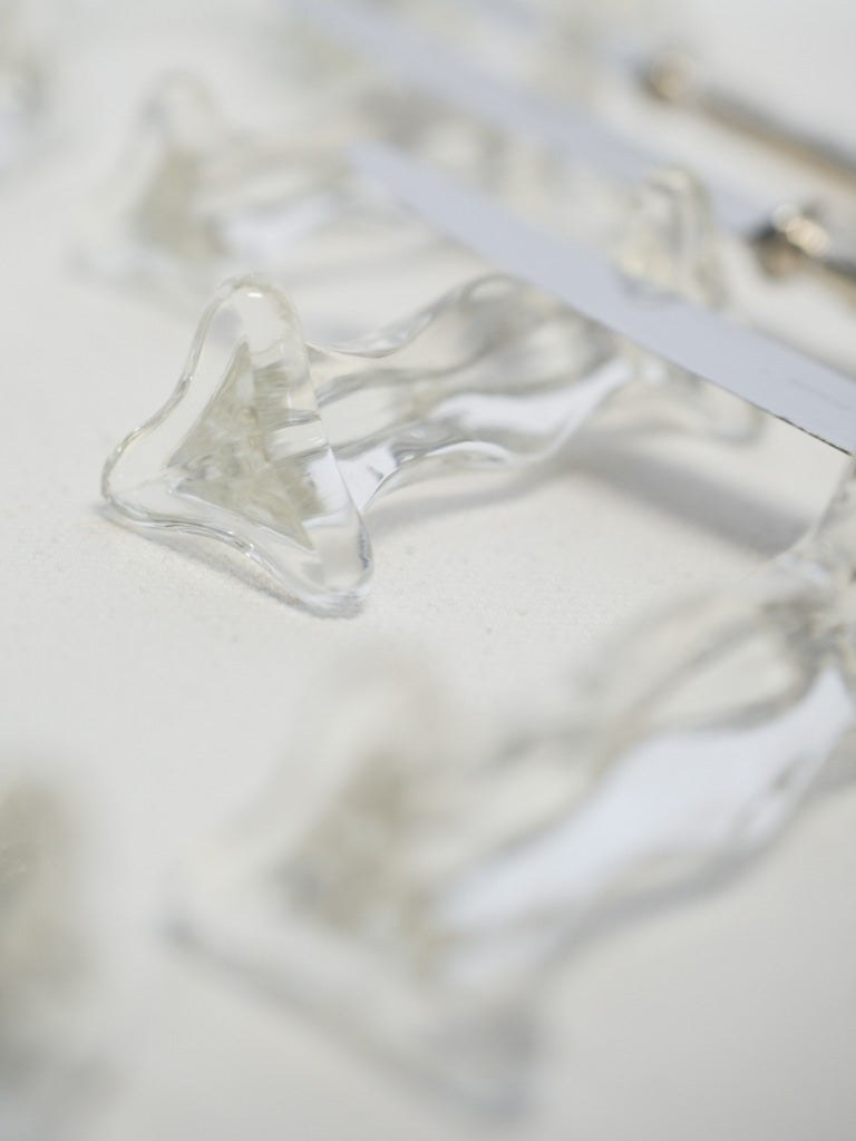 Refined twisted design dining accents