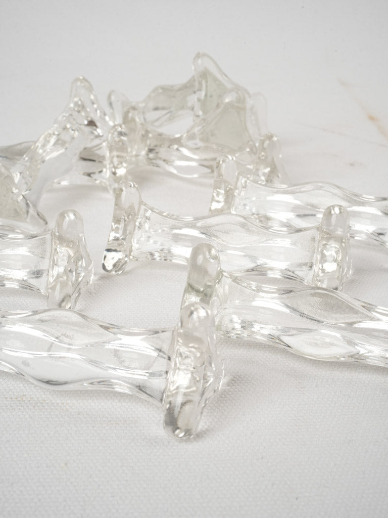 Eye-catching rounded-end dining pieces