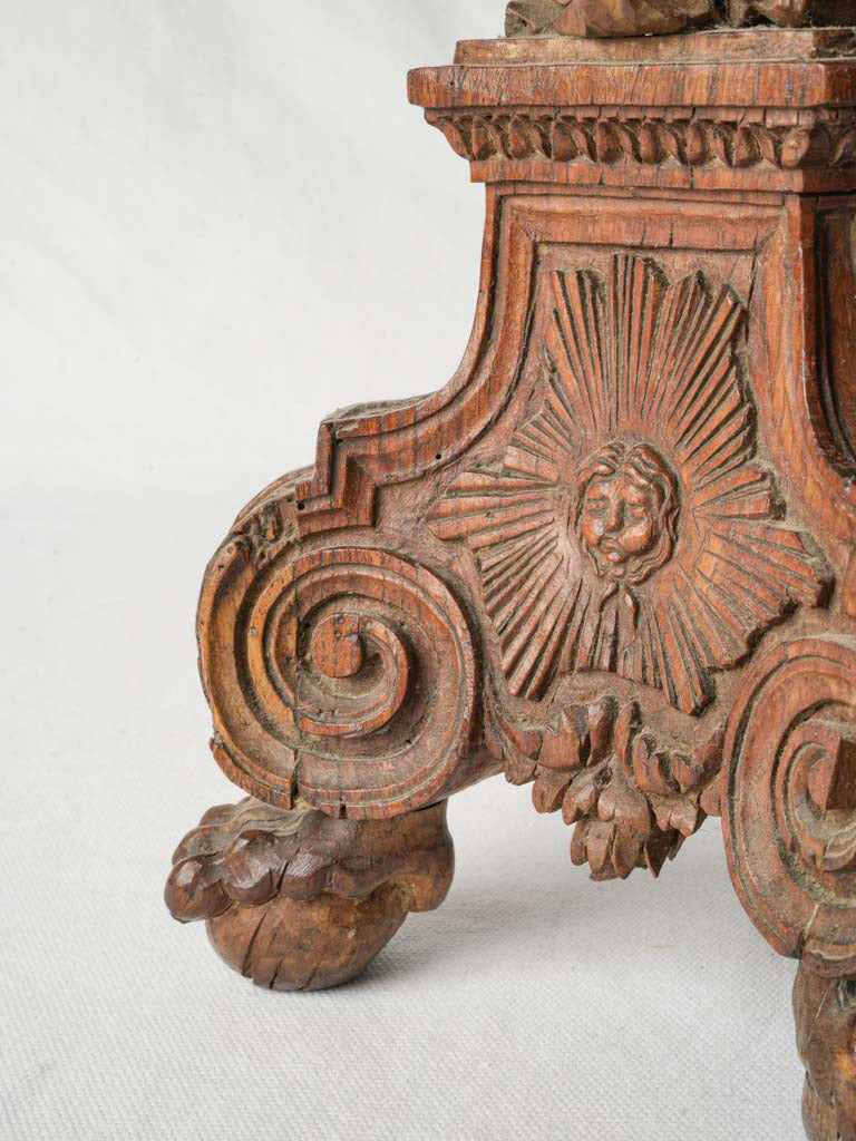 Distinctive acanthus carved lamp