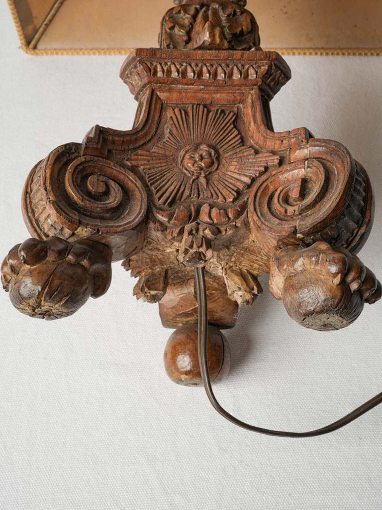 Classic laurel motif candle lamp
