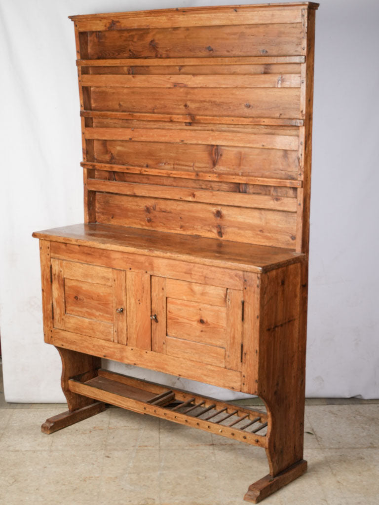 Warm honey-toned kitchen cabinet