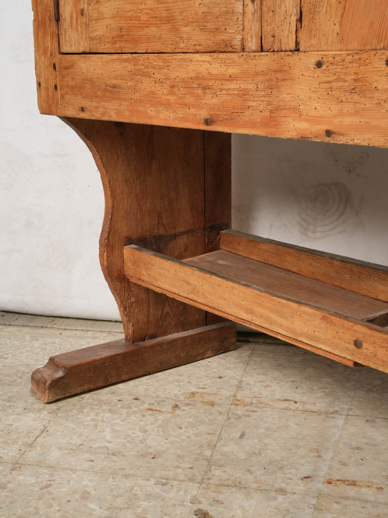 Slender sculptural shelving unit