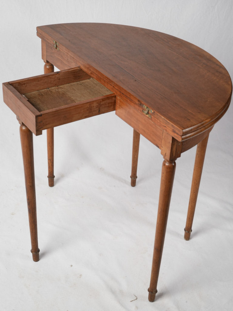 Compact vintage table with storage