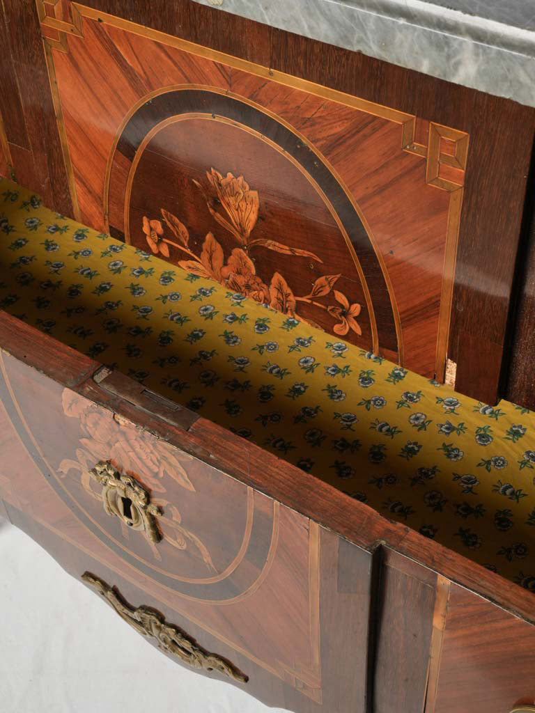 Graceful cabriole-leg commode