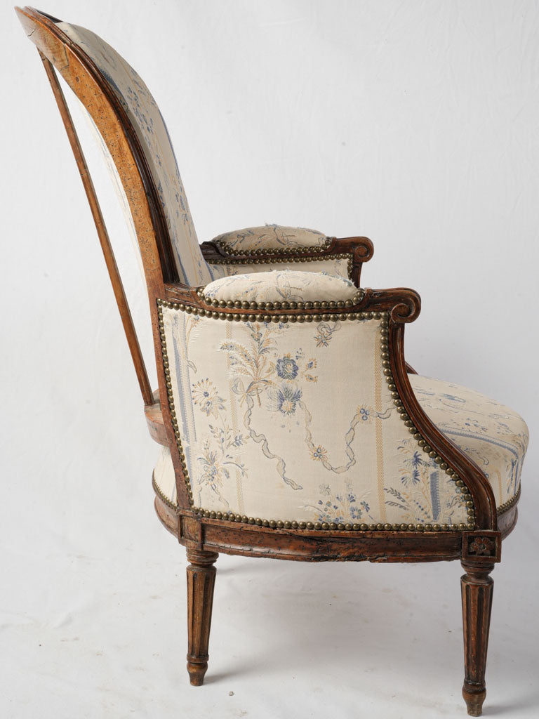 Timeless walnut Bergere seat