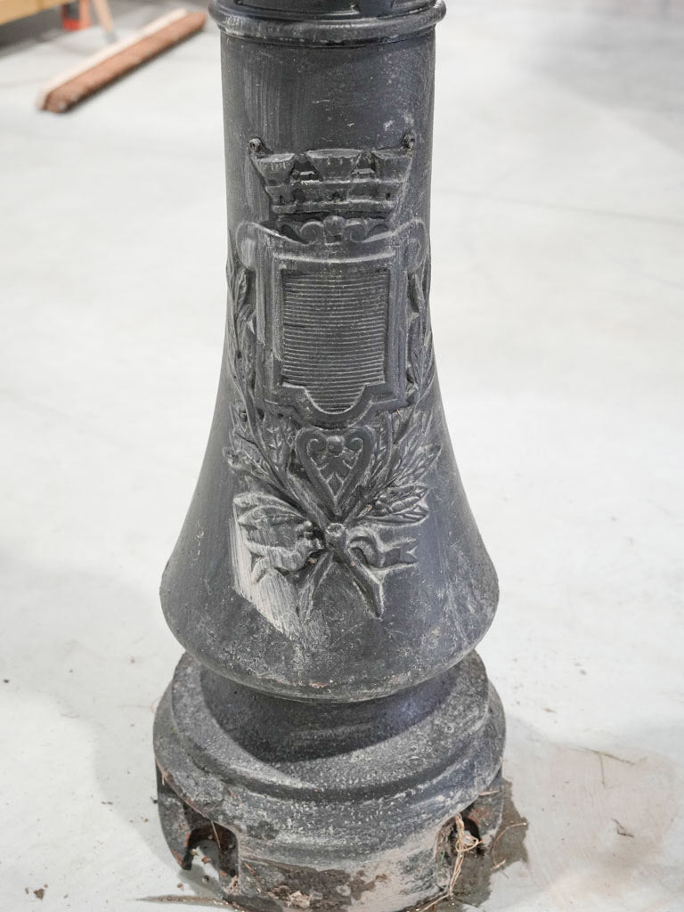Decorative foliate spray lamp posts