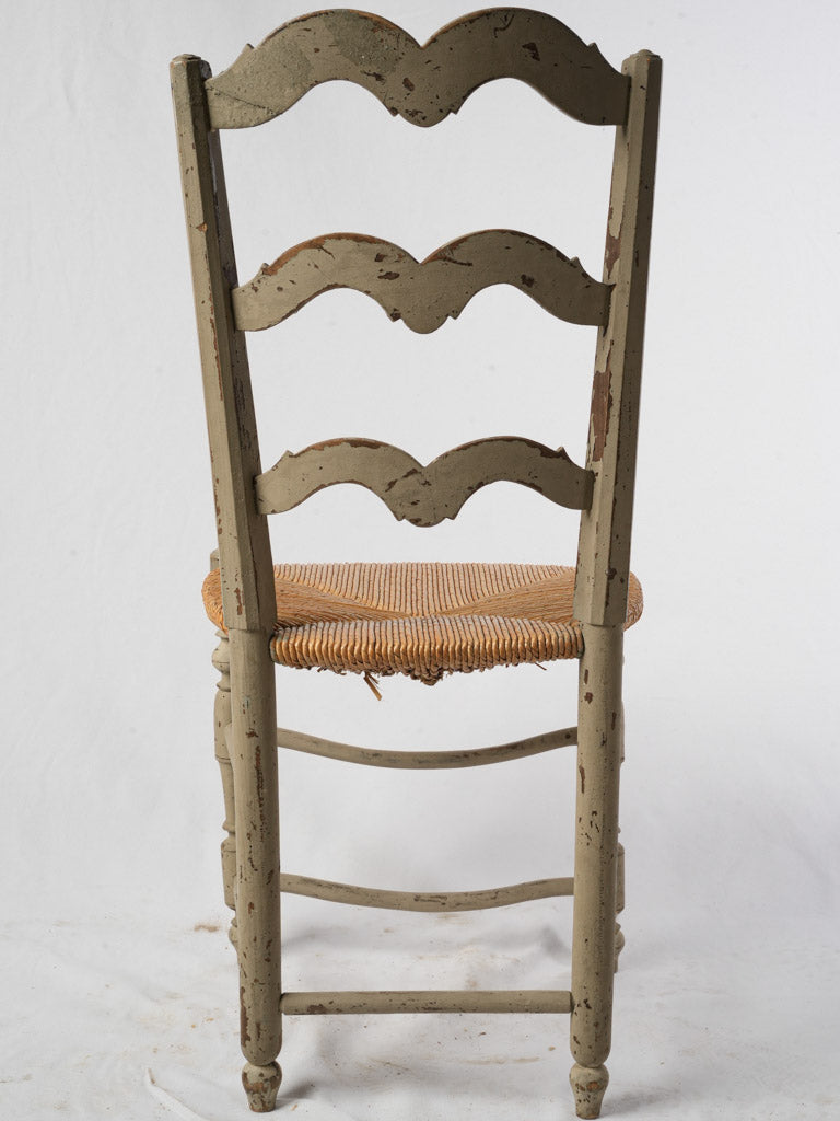 Curved-stretcher antique seat