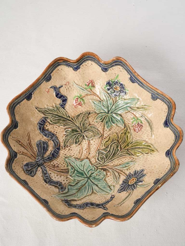 Scalloped umber-edged serving vessel