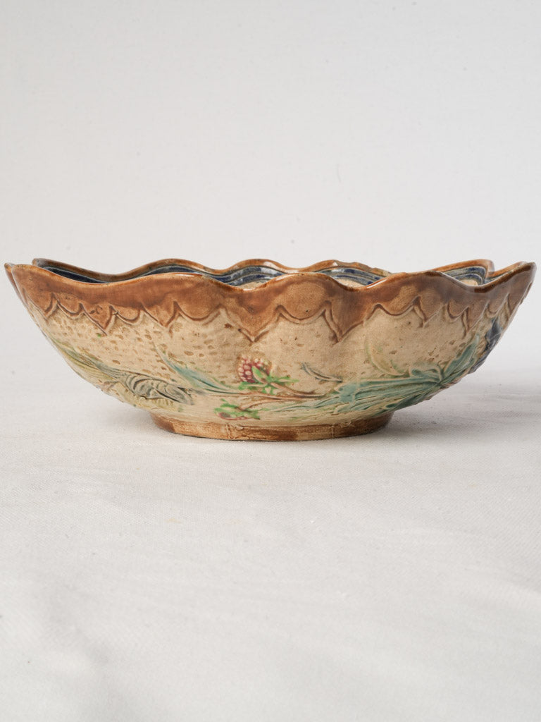 Sinuous ribbon motif barbotine