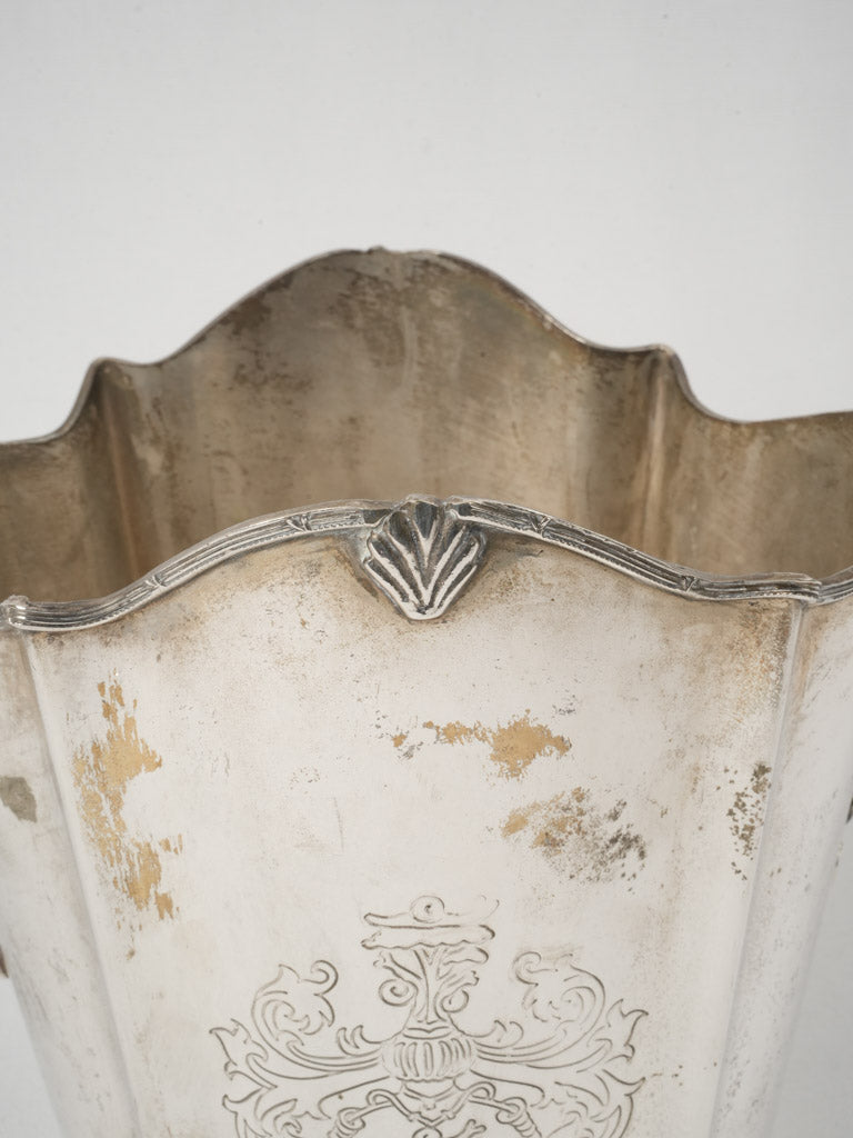 Stylish scalloped rim champagne bucket