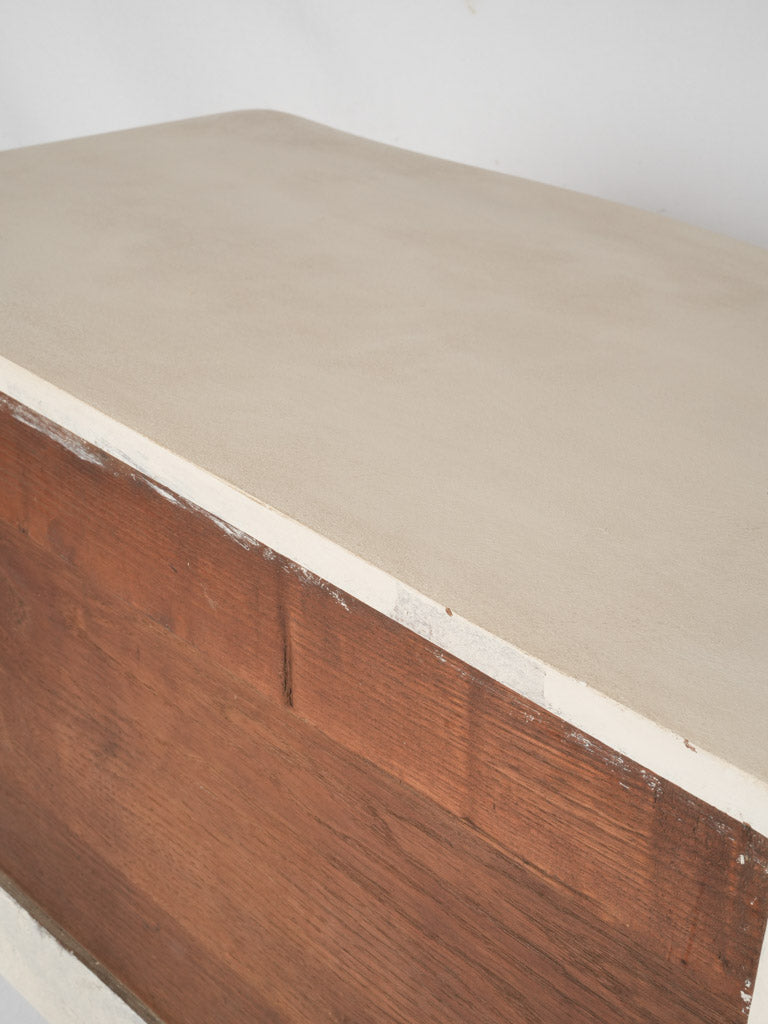 Detailed Louis XV sauteuse chest