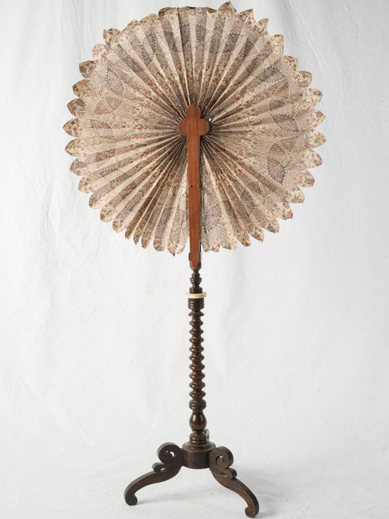 Graceful baluster-shaped fan screen