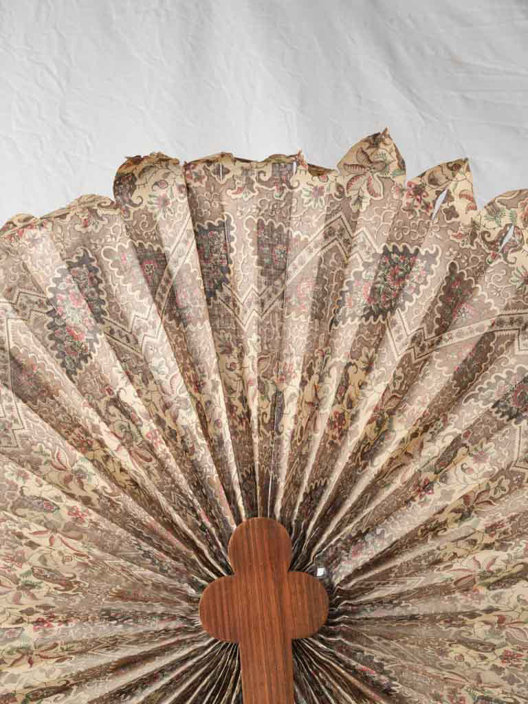Decorative nineteenth-century fireplace screen