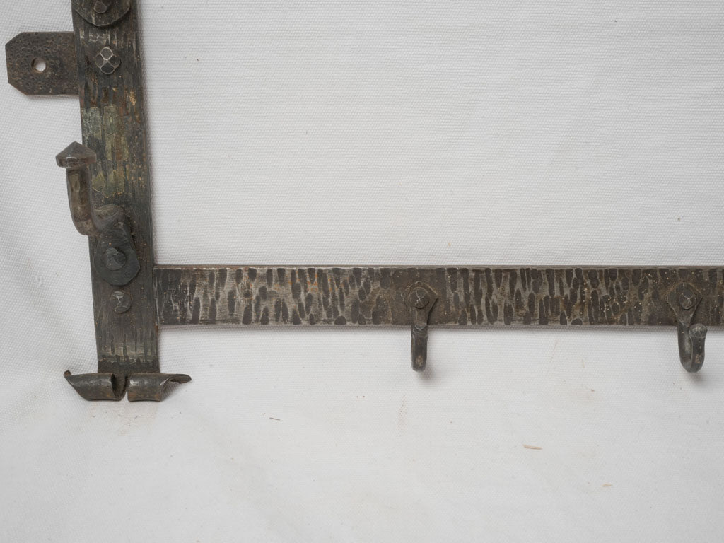 Vintage tôle repoussée wall display