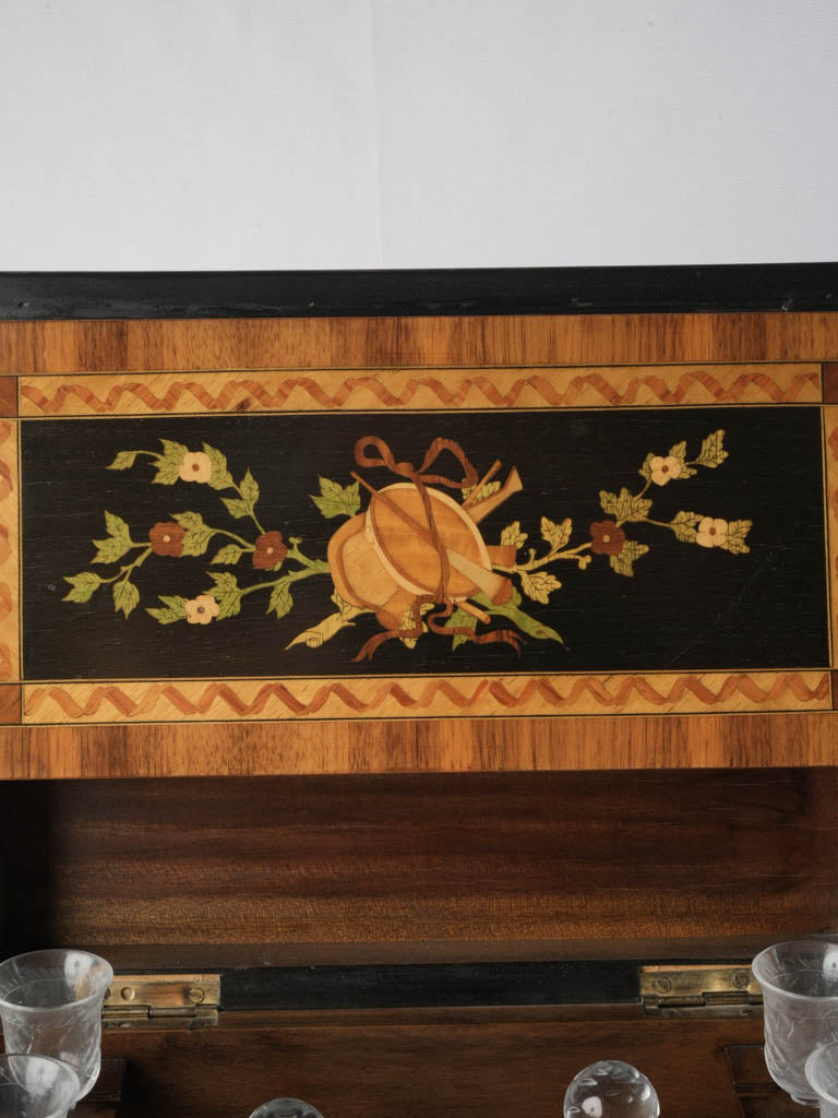 Decorative fruitwood marquetry casket.