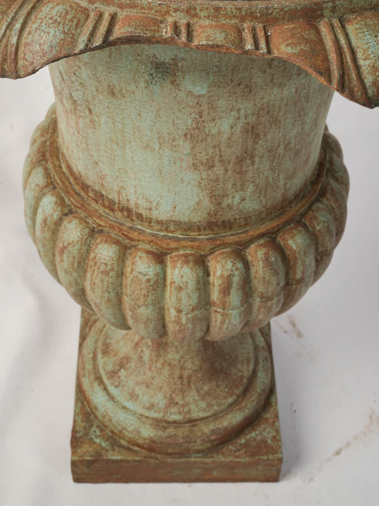 Decorative fluted rim planter