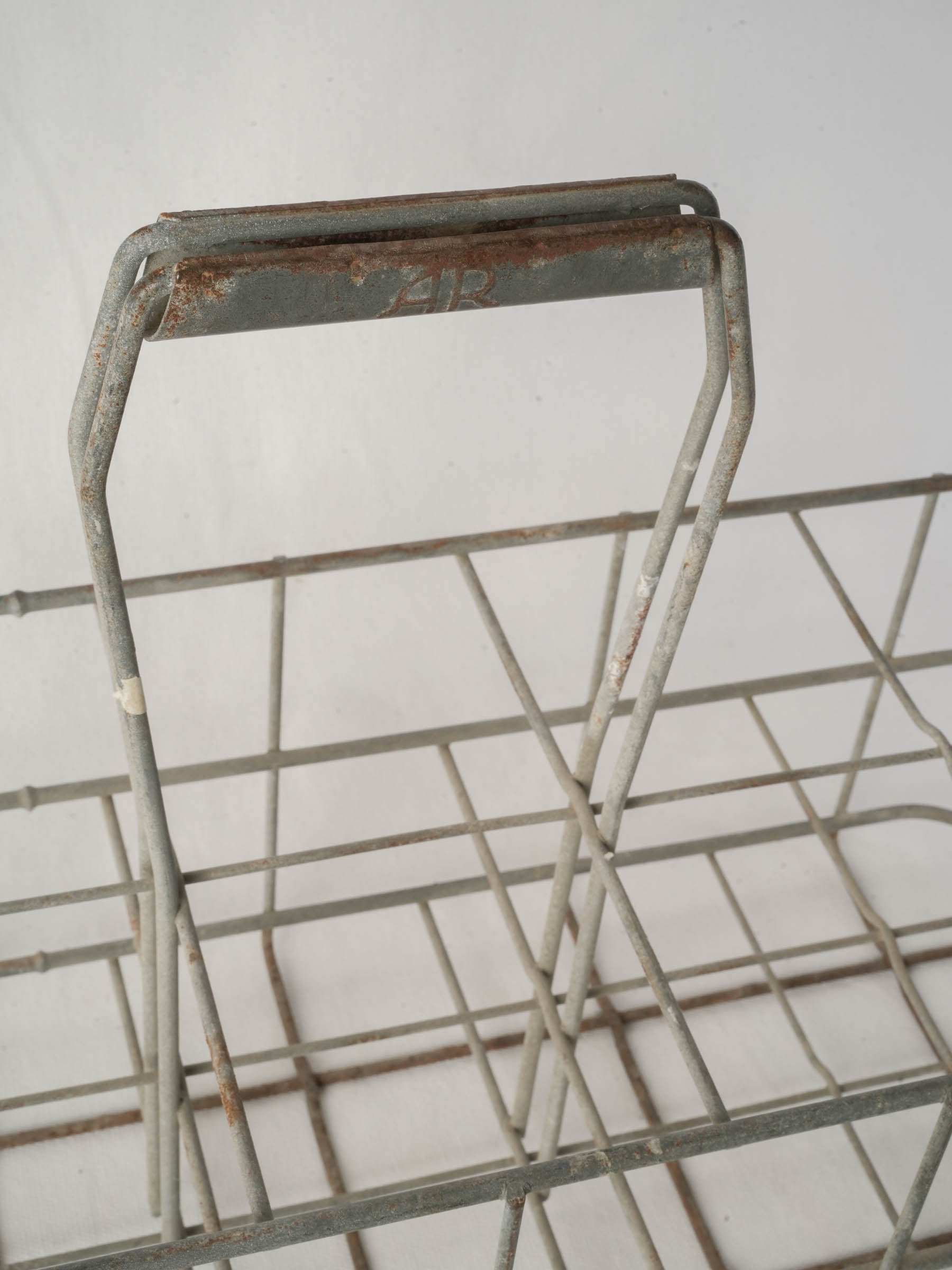 Antique style handle bottle organizer
